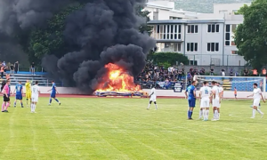 Incident na terenu: Navijači Širokog zapalili strunjaču na stadionu u Trebinju FOTO