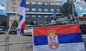 Srbi u Leposaviću protestuju drugi dan: Trobojkama ukrasili bodljikave žice i prepreke