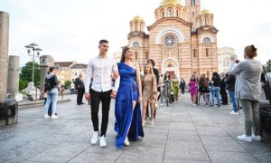 Mladost, ljepota, elegancija u centru grada: Drugo matursko veče u Banjaluci VIDEO