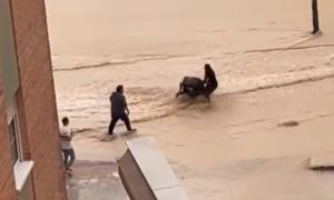 Neoprezna majka krenula kroz vodu: Bujica izbacila dijete iz kolica VIDEO