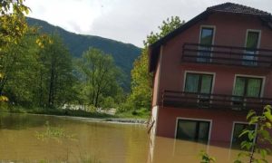 Izlila se Una: Poplavljeno domaćinstvo u Martin Brodu FOTO