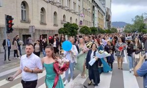 Defilovali u centru grada: Učenici Tehničke škole otvorili mature u Banjaluci VIDEO