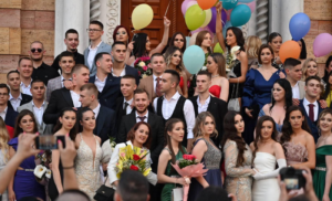 Dan za zauvijek! Mladost i ljepota maturanata dvije škole oduševili Banjaluku VIDEO