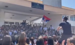 Maturanti u Crnoj Gori slavili uz srpske pjesme: Orilo se “Vidovdan” i “Veseli se, srpski rode VIDEO