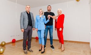 Nagrada za šampiona: Kompanija MaxBet uručila srećnom dobitniku ključeve stana u Banjaluci