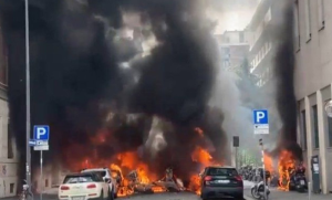 Crni gusti dim diže se u nebo! Eksplozija u centru Milana, vozila u plamenu VIDEO