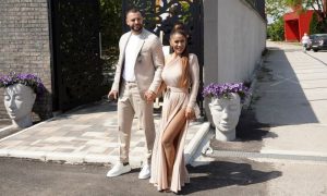 Mina Kostić u elegantnoj haljini: Pjevačica došla na svadbu sa 15 godina mlađim dečkom