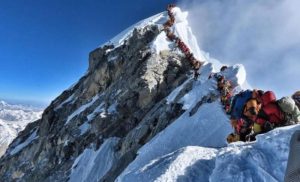 Potvrdili organizatori ekspedicije: Muškarac preminuo dok se penjao na Mont Everest