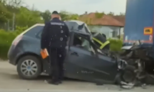 Automobil “fiat” udario u parkirani kamion! Jedna osoba poginula u teškoj nesreći VIDEO