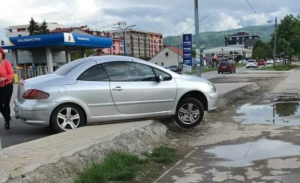 Nesvakidašnja saobraćajka u Banjaluci! Automobil “visi” na dijelu trotoara