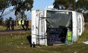 Teška nesreća! Kamion udario u školski autobus, 18 učenika u bolnici VIDEO