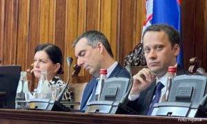 Predsjednik Skupštine Srbije zaspao na sjednici: “Izdrži legendo” FOTO