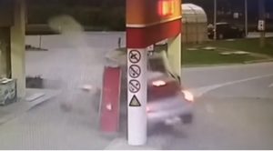 Vozač izgubio kontrolu nad vozilom: Pežoom proletio kroz benzinsku pumpu VIDEO