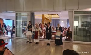 Banjalučanka oduševljena svakim pokretom: Pogledajte tradicionalne grčke igre VIDEO