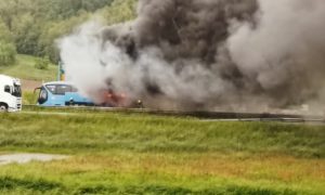 Autobus iz BiH se zapalio na auto-putu u Hrvatskoj: Reagovali vatrogasci, spaseni svi putnici VIDEO