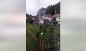Vatrogasci se bore sa jakom vatrom! U Slatini kod Banjaluke gori kuća VIDEO
