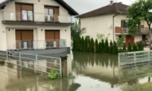 Neki ljudi se sami evakuisali, neki prešli na viši sprat: Poplavljene kuće i u Prijedoru VIDEO