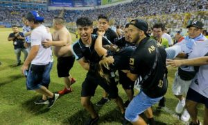 Tragedija na utakmici: Najmanje 12 ljudi poginulo u stampedu na stadionu VIDEO