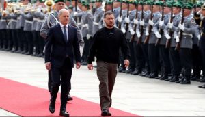 Šolc sa Zelenskim: Rusija mora da povuče trupe