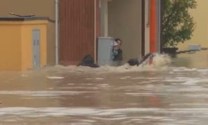 Velike poplave u Italiji: Objavljen dramatičan snimak – uskočili u bujicu da spasu majku i bebu VIDEO