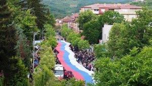Srbi razvili zastavu dugu 250 metara: Najviše okupljenih do sada u Zvečanu