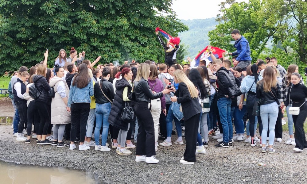Počelo je slavlje! Ovako se vesele banjalučki maturanti VIDEO