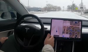 Sistemi autonomne vožnje nisu savršeni: Teslin autopilot snimio pešaka, ali nije odreagovao dobro VIDEO