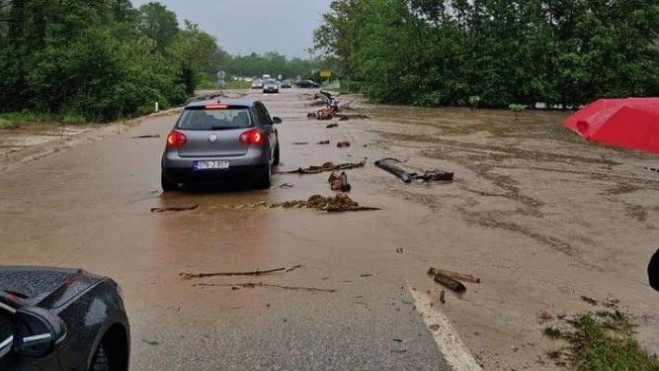 Put za Teslić pod vodom: Rijeka Brezna se izlila VIDEO