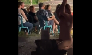 Kao od majke rođena! Turistkinja se skinula potpuno gola i ušla u hram VIDEO