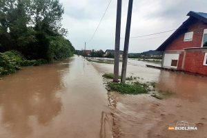 Na terenu vatrogasci: Voda zaplavila kuće u selu kod Ugljevika
