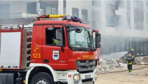 Zapalio se otpad: Požar u Banjaluci, vatrogasci na terenu VIDEO