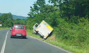 Vozači, oprez! Nesreća na putu Banjaluka-Prijedor, kamion završio u kanalu FOTO