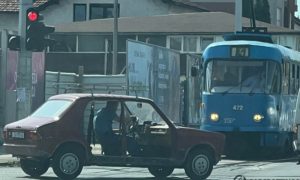 Njemu promaja ne smeta: Centrom grada vozio “Stojadina” bez vrata