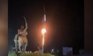 Albanci ne daju mira Srbima: Zapaljena srpska zastava u centru Gračanice VIDEO