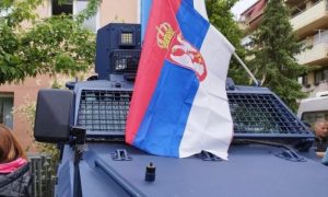 Tenzije sve veće: Srbi okačili zastavu Srbije na oklopno vozilo tzv. kosovske policije