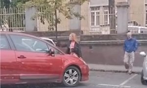 Napravila saobraćajni kolaps: Žena svojim tijelom čuvala parking mjesto VIDEO