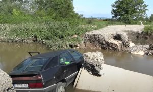 Bujica odnijela most: Automobil upao u korito rijeke VIDEO