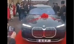 Crvena mašna i šampanjac: Kupio BMW pa mu priredio svečani doček VIDEO