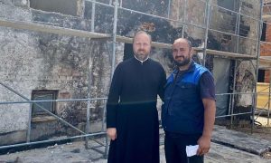 Nakon strašnog požara, stigla pomoć iz manastira: Branimiru Dobriću uručena donacija