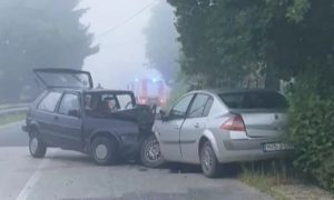 “Golf” završio u suprotnoj traci: Vatrogasci izvlačili povrijeđenu osobu iz vozila