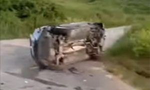 Dijelovi vozila rasuti po putu: Više povrijeđenih u jezivom sudaru VIDEO