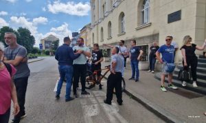 Doček za banjalučke odbornike: Građani na poziv Lazića pred Gradskom upravom FOTO/VIDEO