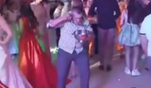 Komična situacija na svadbi: Gost jeo supu i plesao na podijumu VIDEO