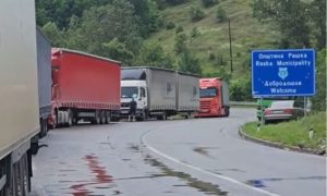 Odluka Prištine: Kolone kamiona sa srpskom robom na Јarinju, Merdaru i Končulju
