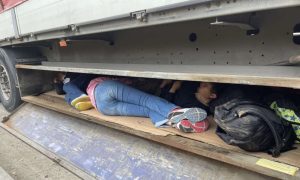 Uhapšen na graničnom prelazu: U kamionu pokušao prošvercovati četvoro Kineza