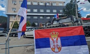 Mirna noć na Kosmetu: Srbi se i dalje okupljaju ispred opština na sjeveru