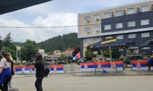 Okupljeni oko opštinske zgrade: Srbi nastavljaju sa protestom u Leposaviću