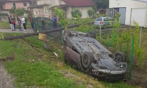 Automobil sletio sa puta i završio na krovu: Vozač povrijeđen