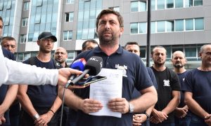 Petrović ispred zgrade Vlade Srpske: Predao inicijativu za raspuštanje Skupštine grada Bijeljina
