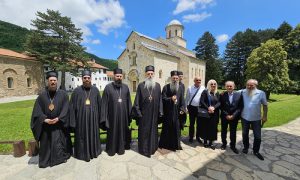 Dočekalo ga bratstvo manastira: Patrijarh Porfirije stigao u Visoke Dečane